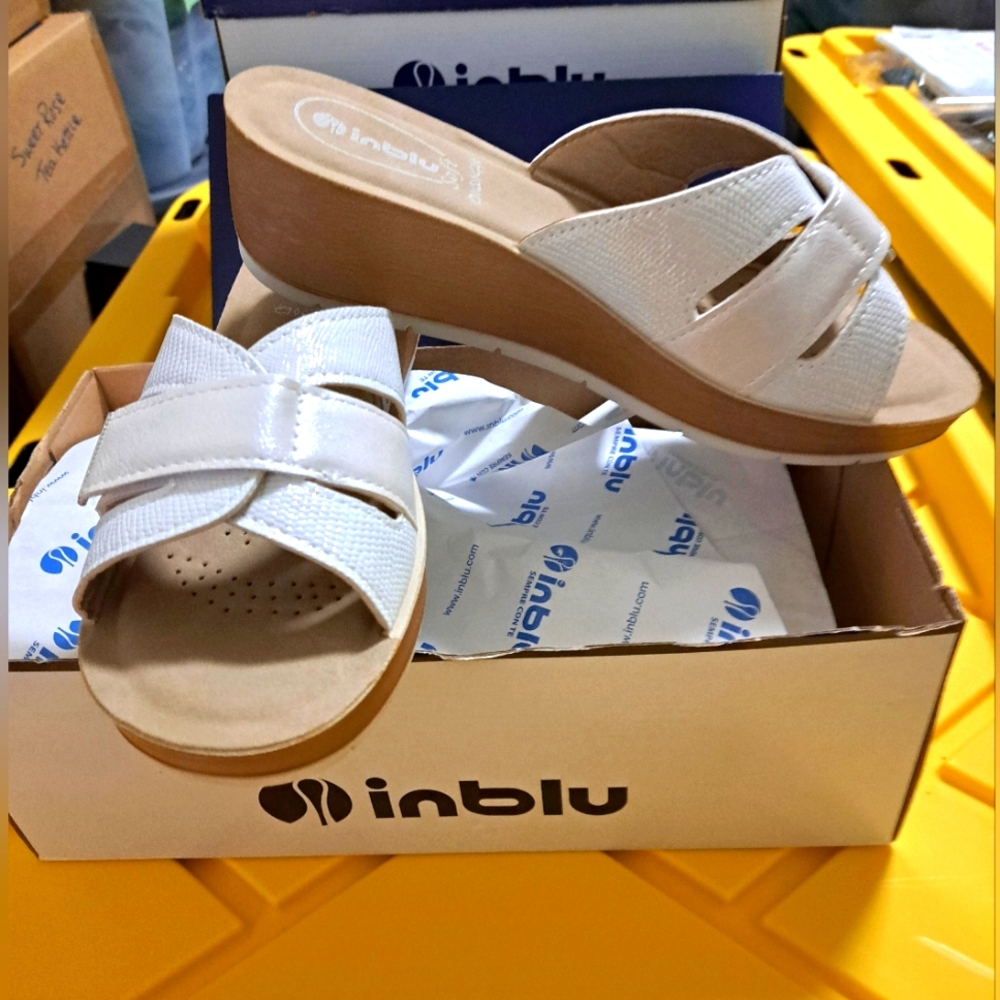 BRAND NEW wedge SANDALS leather CUSHIONED FOOTBED white SIZE 7 metallic INBLU - Picture 3 of 5